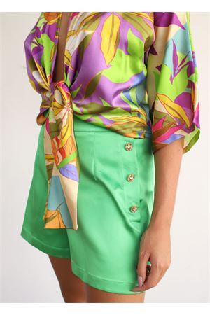 Shorts in raso verde Capri Chic | SHORTRASOVERDE